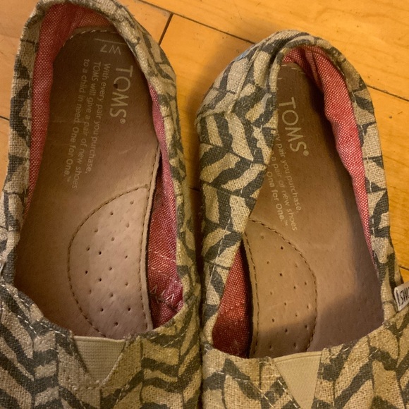 TOMS Women's Chevron Patterned Flats - Picture 3 of 6